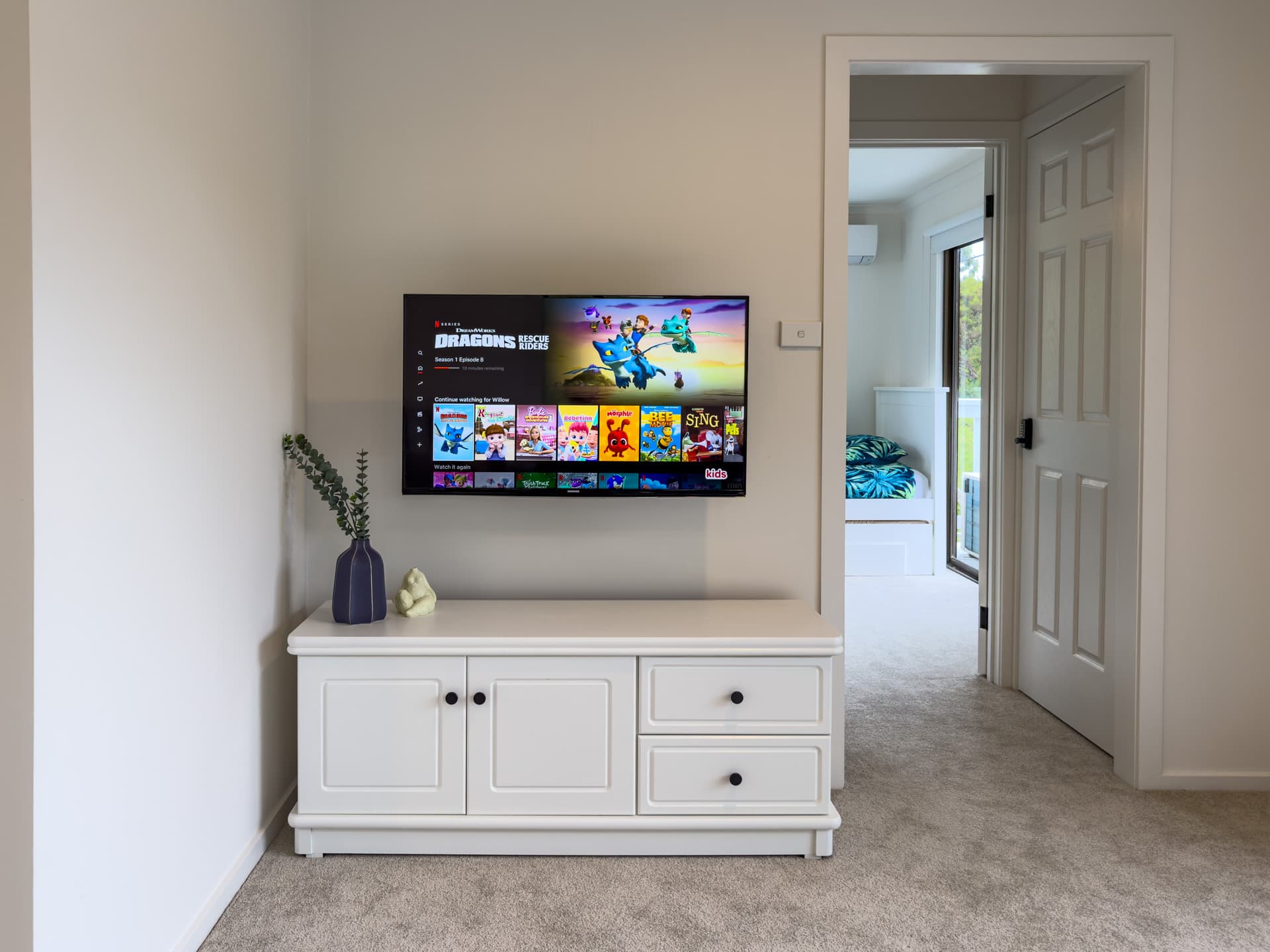 Upstairs smart TV with Netflix at Big Isle Retreat