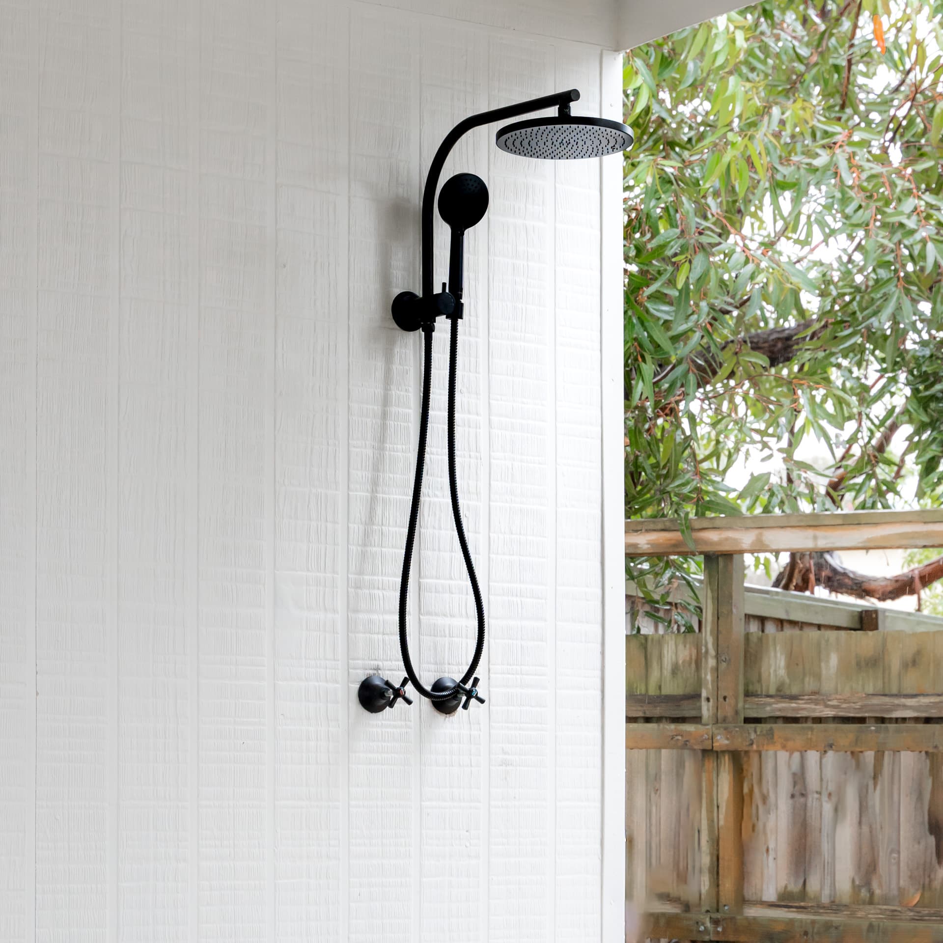 Outdoor shower at Big Isle Retreat holiday house