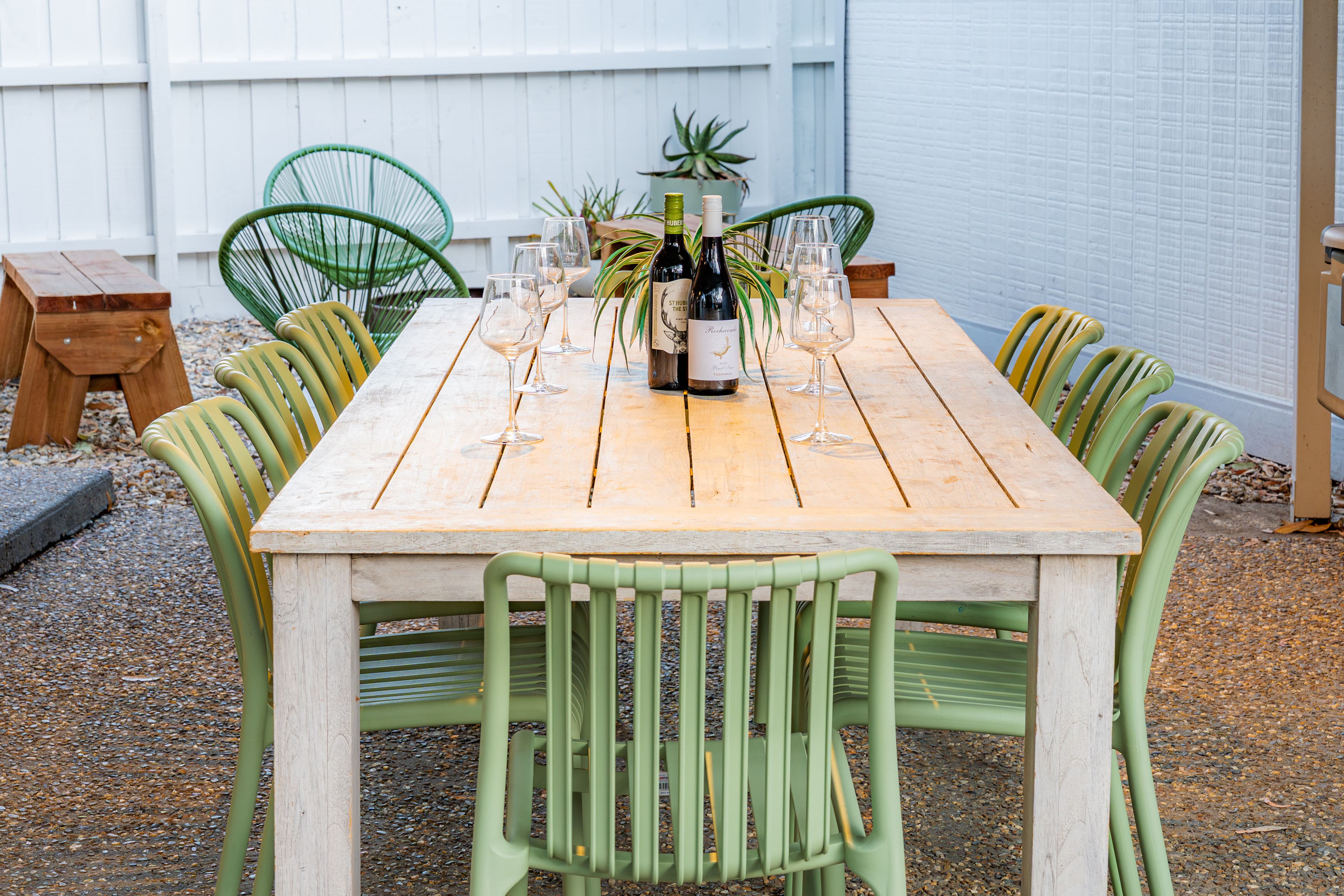 Outdoor dining table for 12 at Big Isle Retreat, Cowes