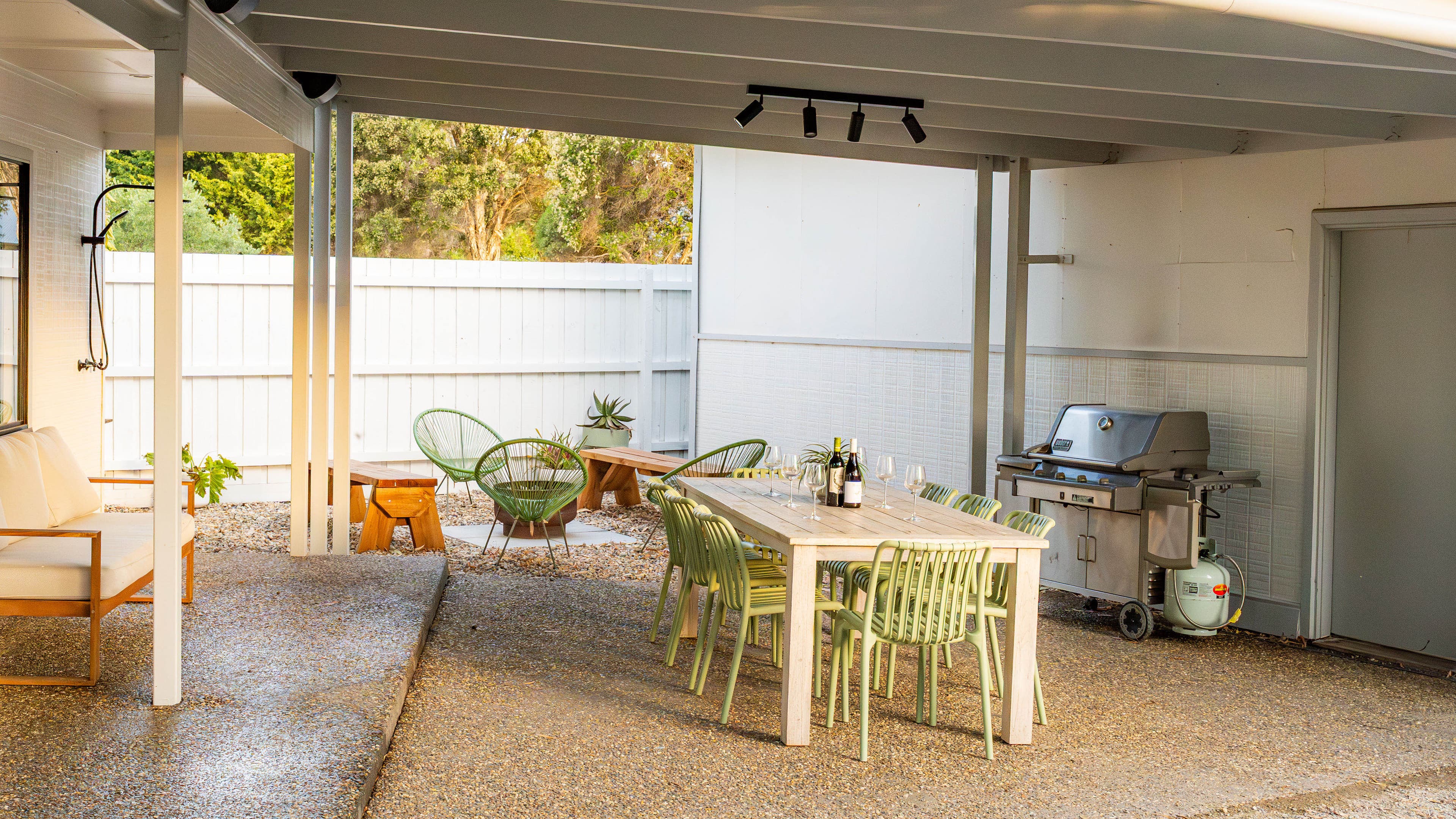 Alfresco outdoor entertaining area at Big Isle Retreat